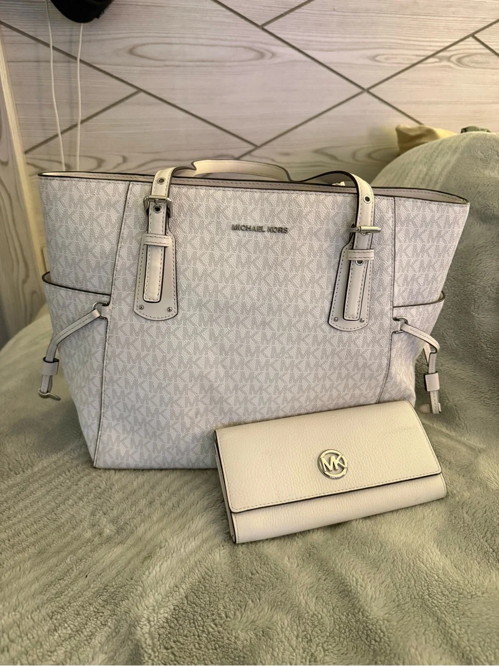 MICHAEL KORS Cream/White Signature Tote with Matching Wallet